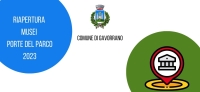 palla azzurra a sinistra &quot;riapertura musei porte del parco 2023&quot; logo comune di gavorrano al centro a destra palla verde con logo musei al centro