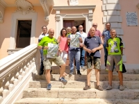 foto degli organizzatori del biobuke tour sulle scale antistanti il comune