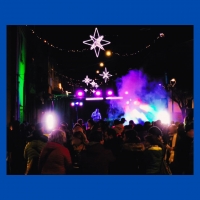 Foto del Capodanno in Piazza, palco con DJ, luci, gente