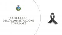 sfondo bianco, scritta cordoglio amministrazione comunale, logo comune, fiocco a lutto